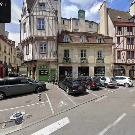 Auguste Comte - Avec Balcon - Coeur De 디종